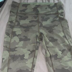LIKE NEW lululemon leggings with pockets! CAMO!